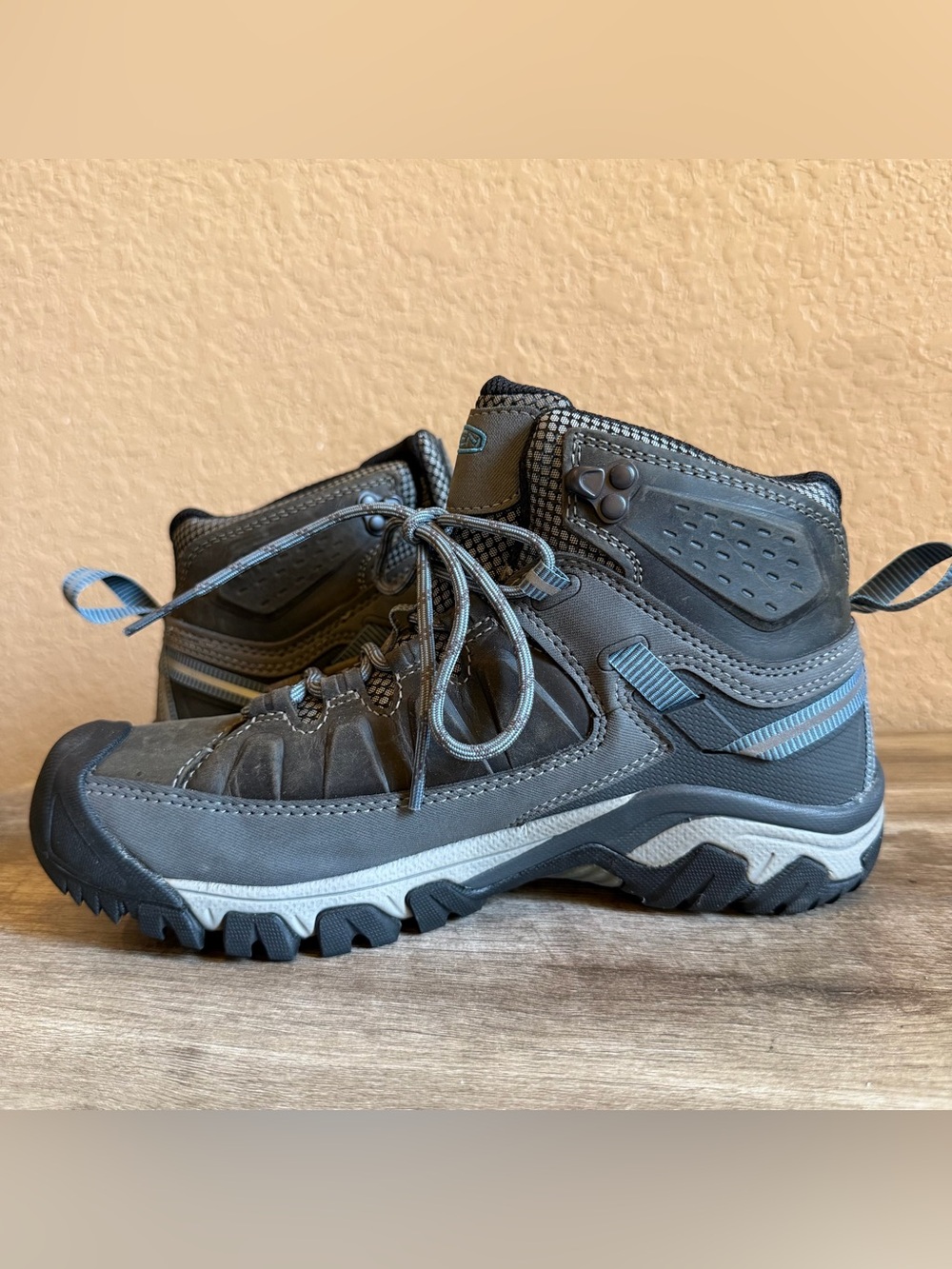 Keen Waterproof Hiking Boots Womens Size 7.5 - Picture 9 of 11